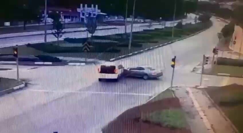 Amasya'da hafif ticari araçla otomobilin çarpışması sonucunda 5 kişi yaralandı.