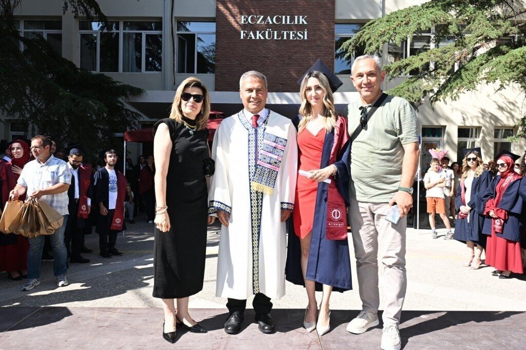 Anadolu Üniversitesi, 2024-2025 akademik yılı mezuniyet törenlerinde öğrencilere yönelik çeşitli