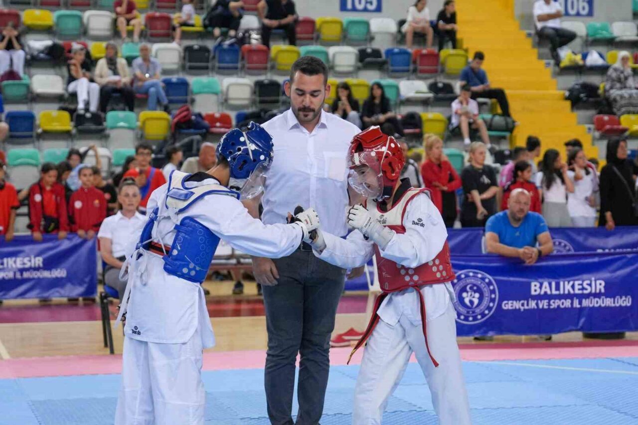 Balıkesir'de başlayan Anadolu Yıldızlar Ligi Taekwondo 1. Etap Müsabakaları'na yaklaşık