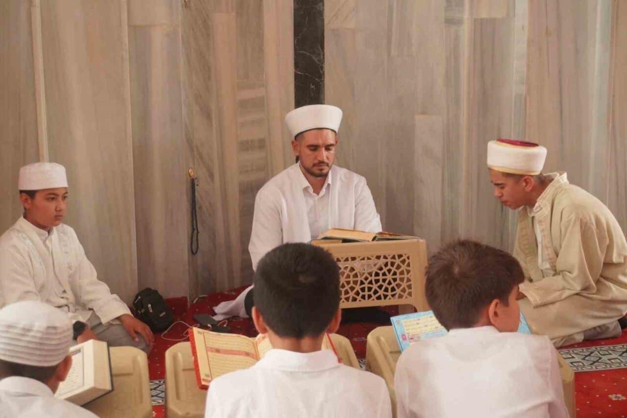 Mersin Anamur'daki Mus’ab Bin Umeyr Kur’an Kursu öğrencileri Efe Celal