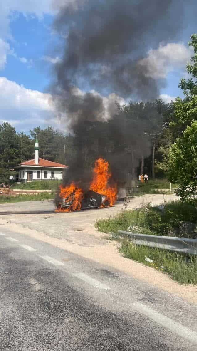 Eskişehir-Sarıcakaya Yolu'nda bir otomobil, bilinmeyen bir nedenle aniden yangın çıkardı.