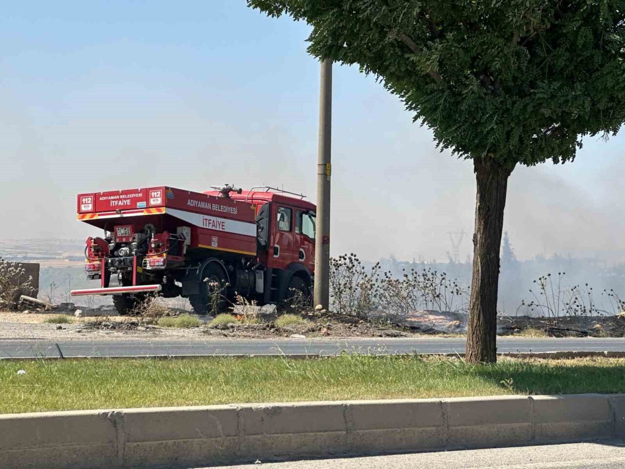 Adıyaman'ın Alitaşı Mahallesi Sanayi Kavşağı yakınlarında meydana gelen anız yangını,
