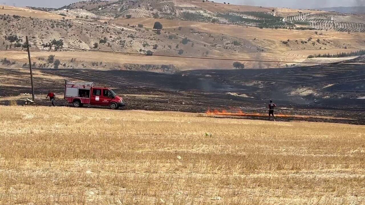 Adıyaman'ın Besni ilçesinde Sofraz Köyü Yolu'nda çıkan anız yangını, itfaiye