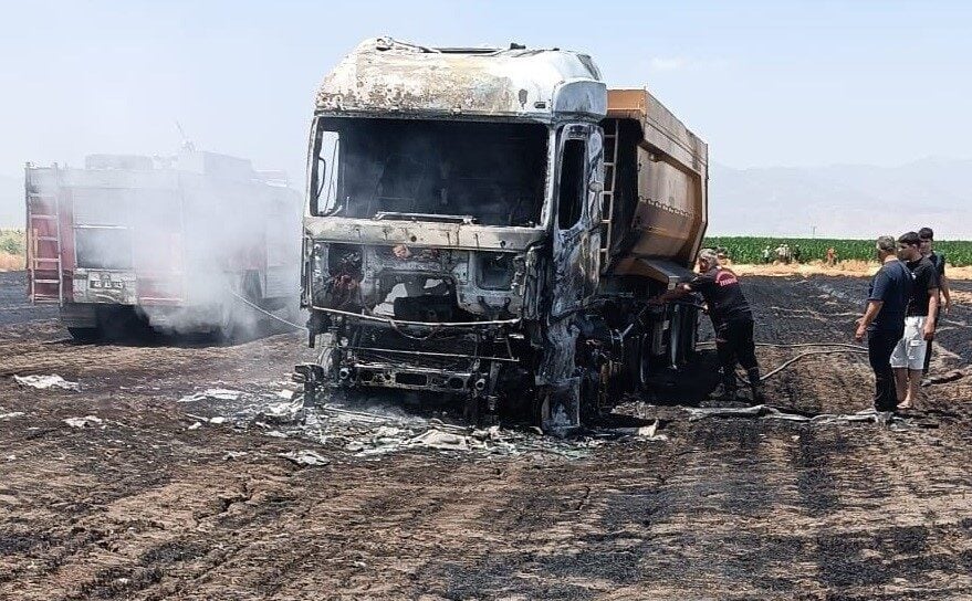 Kahramanmaraş'ta Çobantepe Mahallesi'ndeki tarlada çıkan anız yangını, yangın nedeniyle park