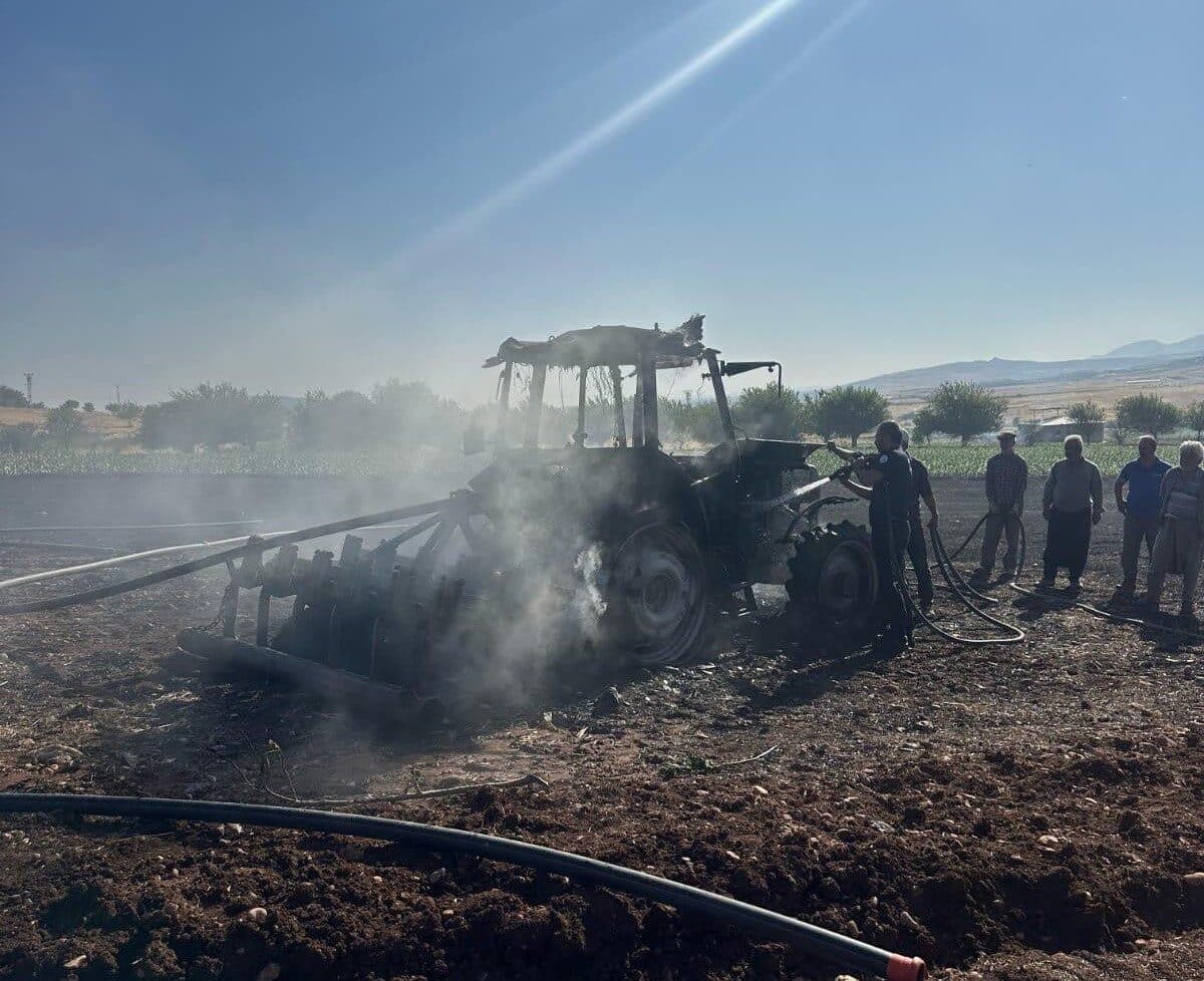 Adıyaman'da Serhatlı Köyü'nde çıkan anız yangınında, Mehmet Tunç'un traktörü alevler