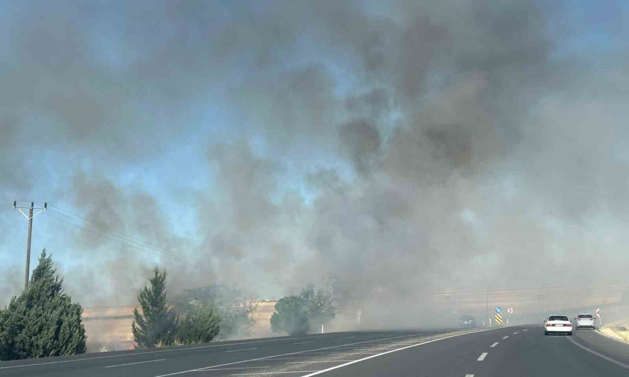 Adıyaman-Kahta karayolu Hasancık mevkiinde anız yangını meydana geldi. Yangın, saman