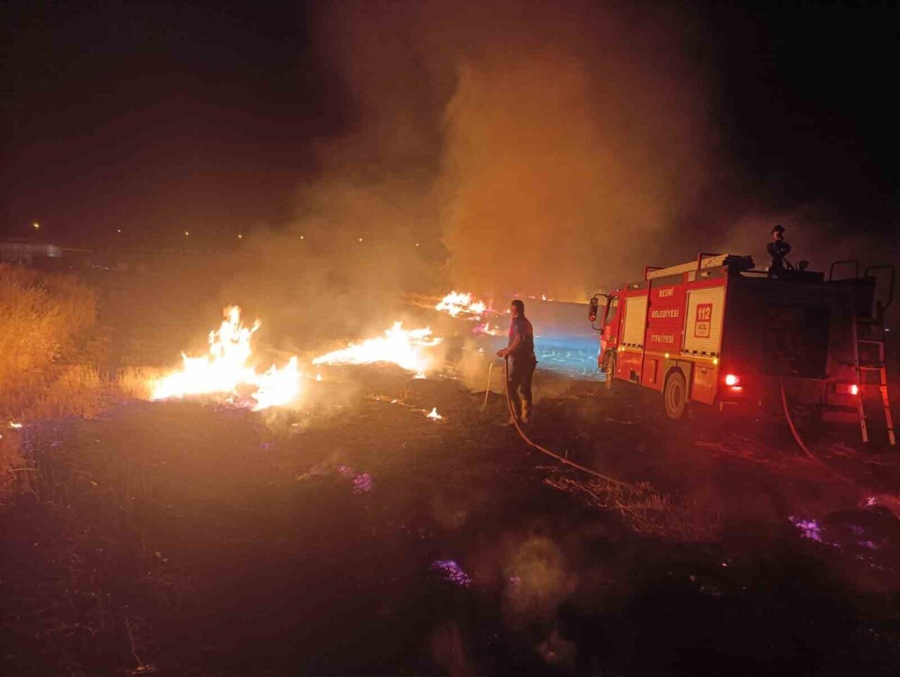 Adıyaman’ın Besni ilçesindeki Ali Erdemoğlu Mahallesi'nde meydana gelen anız yangınında,