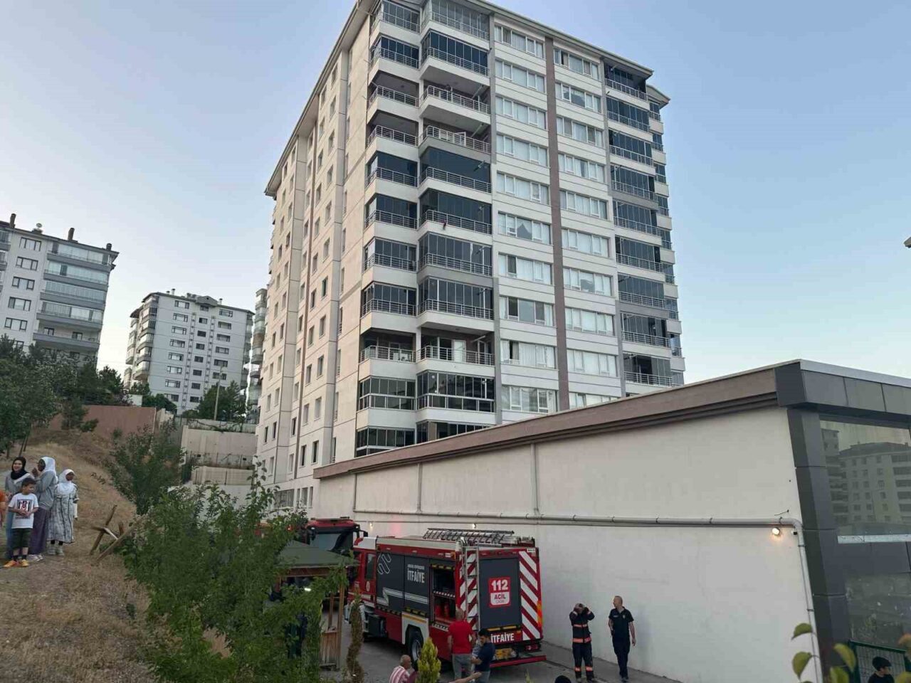 Ankara'nın Pursaklar ilçesindeki 11 katlı bir binanın üst katında çıkan