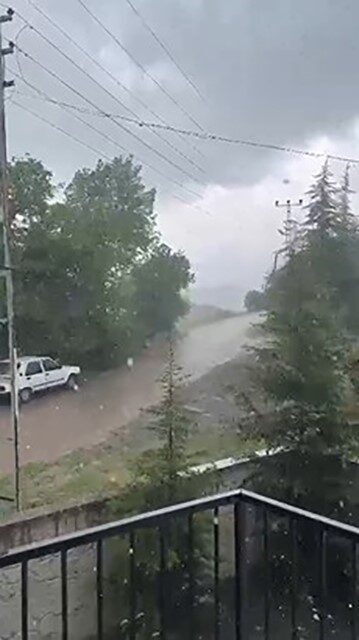 Ankara'nın Kahramankazan ilçesinde meydana gelen dolu yağışı, vatandaşların günlük yaşamını