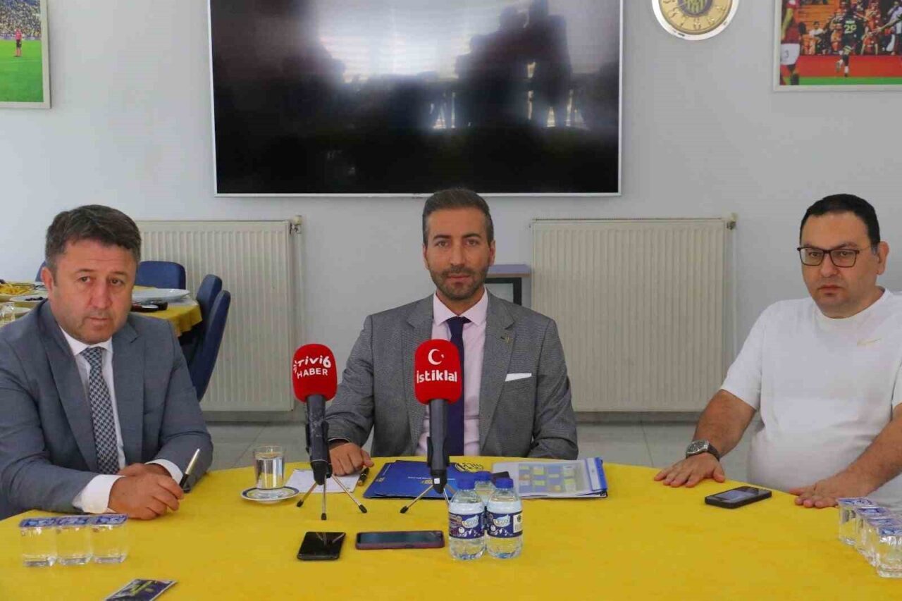 Ankaragücü Başkanı Gazi Ercüment Tekin, basın mensuplarıyla kahvaltı sonrası toplantı