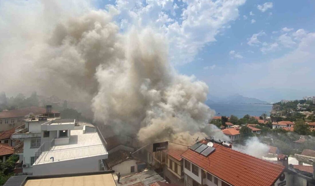 Antalya'nın Kaleiçi bölgesinde çıkan yangın, 2 saatlik müdahale sonrası kontrol