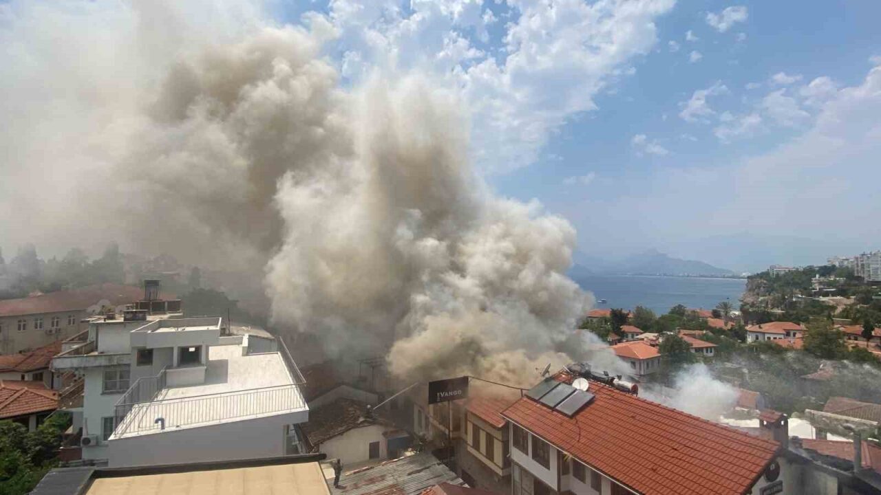 Antalya'nın Kaleiçi bölgesinde çıkan yangın, 2 saatlik müdahale sonrası kontrol