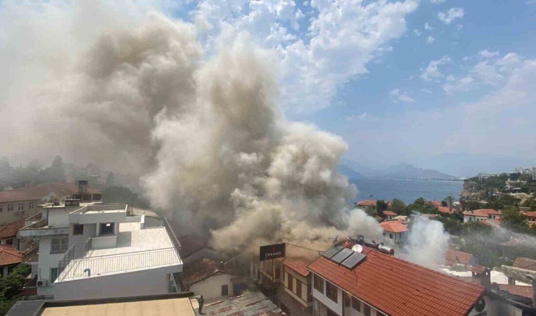 Antalya'nın Kaleiçi semtinde bir otelde başlayan yangın, rüzgarın etkisiyle 2