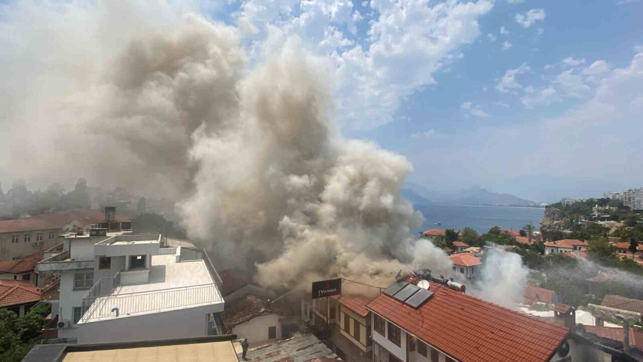 Antalya'nın Kaleiçi semtinde bir otelde başlayan yangın, rüzgarın etkisiyle 2