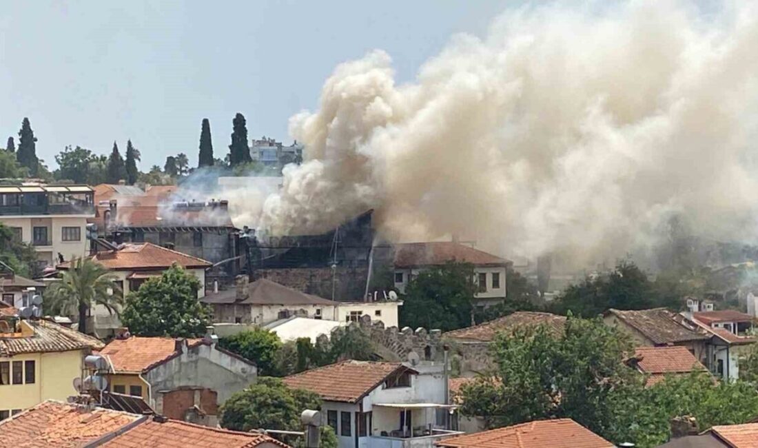 Antalya'daki tarihi kalede bulunan bir otelde yangın meydana geldi ve