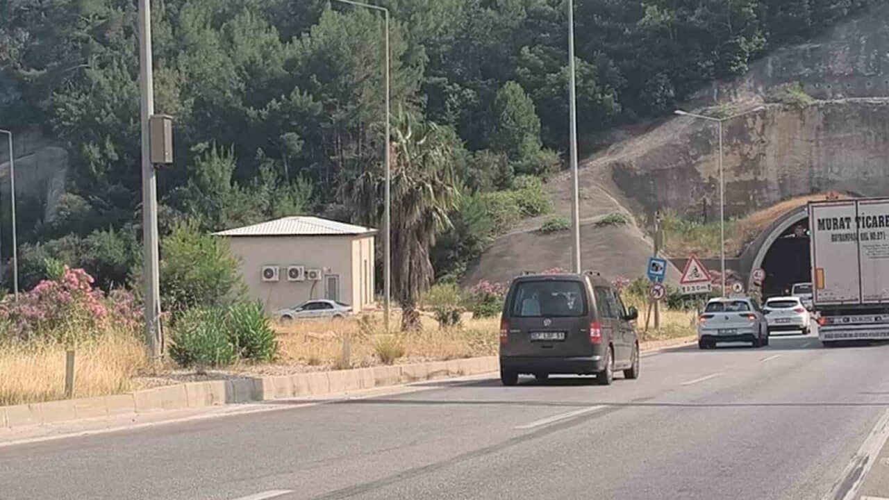 Antalya'nın Konyaaltı ilçesinde gerçekleşen kazada, hatalı dönüş yapan bir aracın