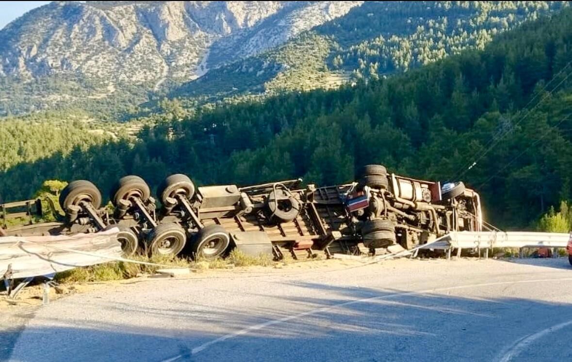 Antalya'da Kadir Baytok (25) yönetimindeki demir profil yüklü tır, virajda
