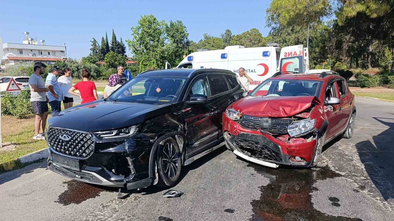 Antalya'nın Manavgat ilçesinde iki aracın çarpışması sonucu, Kırgızistanlı 2 kişi