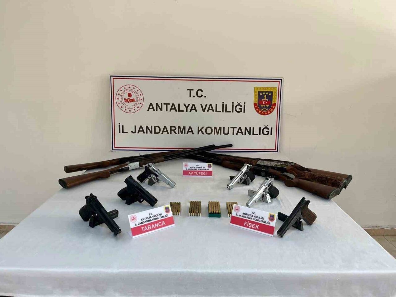 Antalya'nın Serik ilçesinde jandarma ekipleri, 6 adrese düzenledikleri operasyonla çok