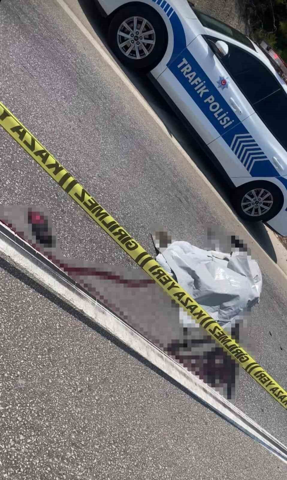 Antalya-Kemer yolunda meydana gelen kazada, sol şeride geçmeye çalışan otomobile