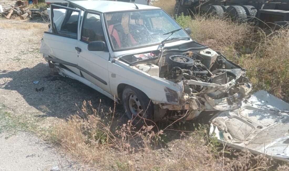 Antalya'nın Akseki ilçesinde Nihat K. yönetimindeki otomobil, kamyona çarparak refüjdeki