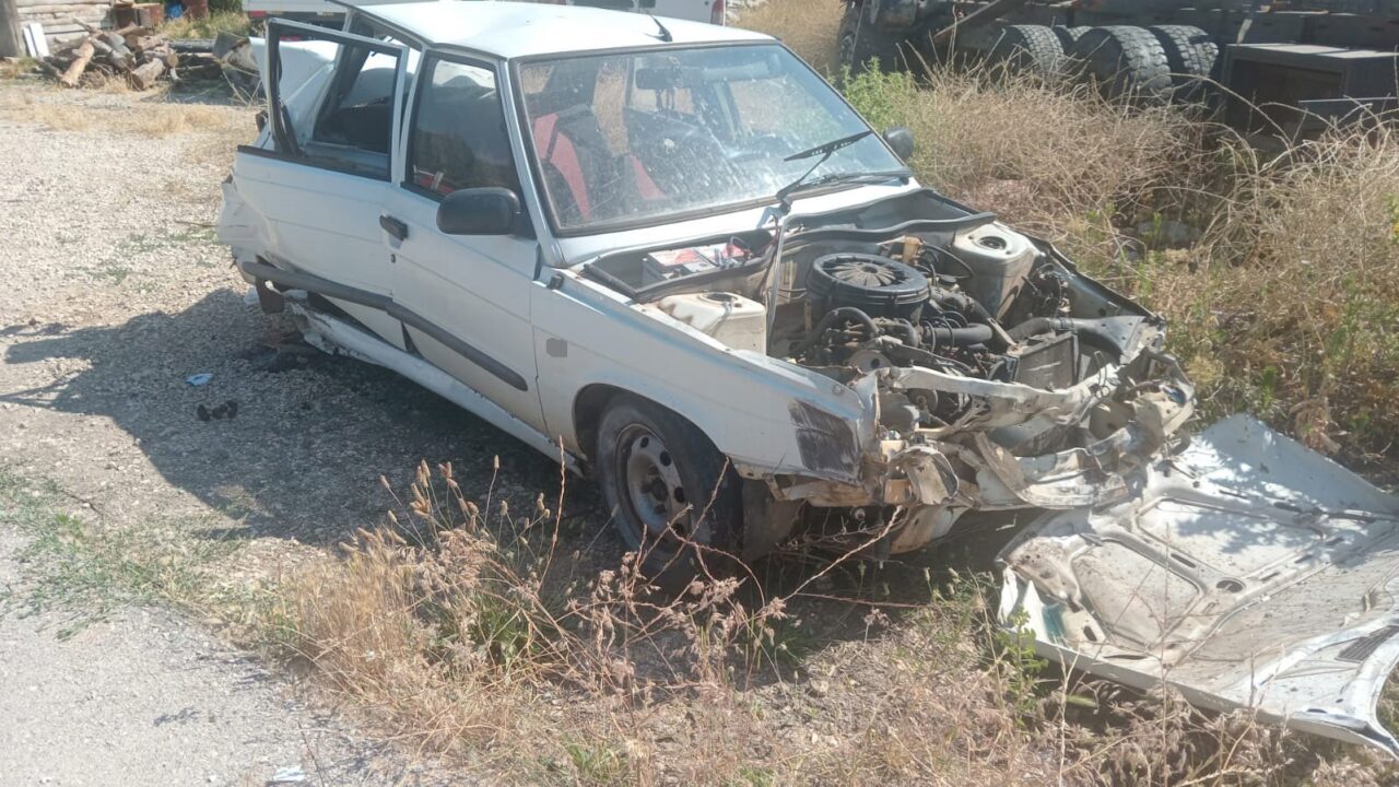 Antalya'nın Akseki ilçesinde Nihat K. yönetimindeki otomobil, kamyona çarparak refüjdeki