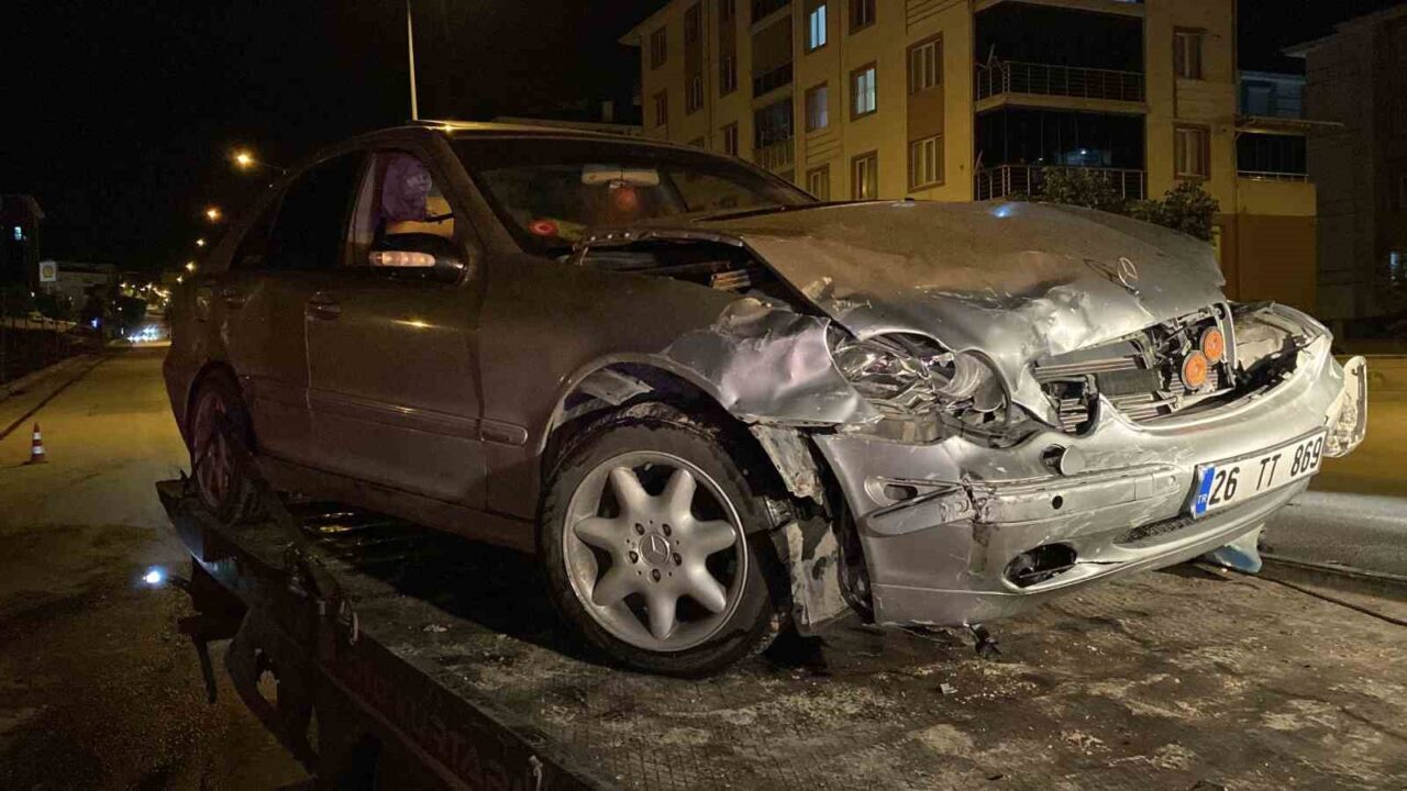 Eskişehir'de 71 Evler Mahallesi'nde gerçekleşen kazada, T.T. ve yolcuları R.Ç.,