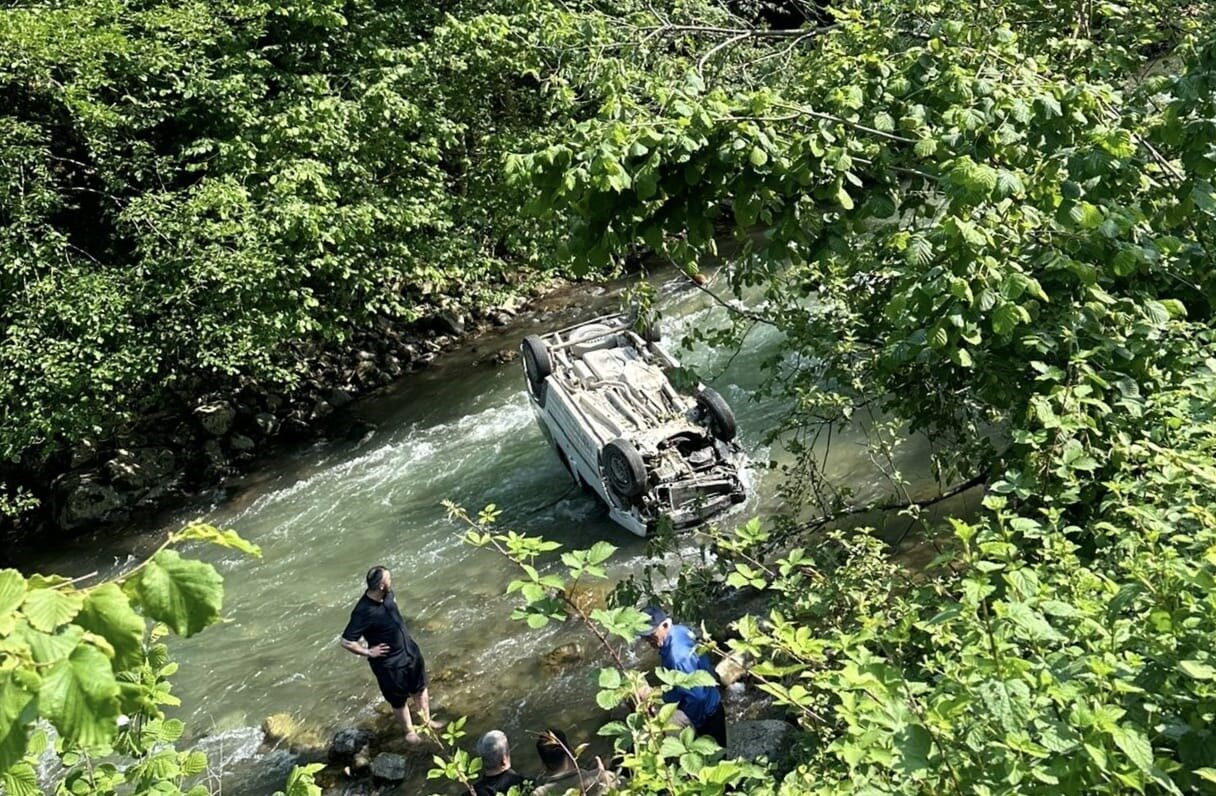 Trabzon'da bir otomobil, sürücüsünün direksiyon kontrolünü kaybetmesi sonucu dereye düştü.