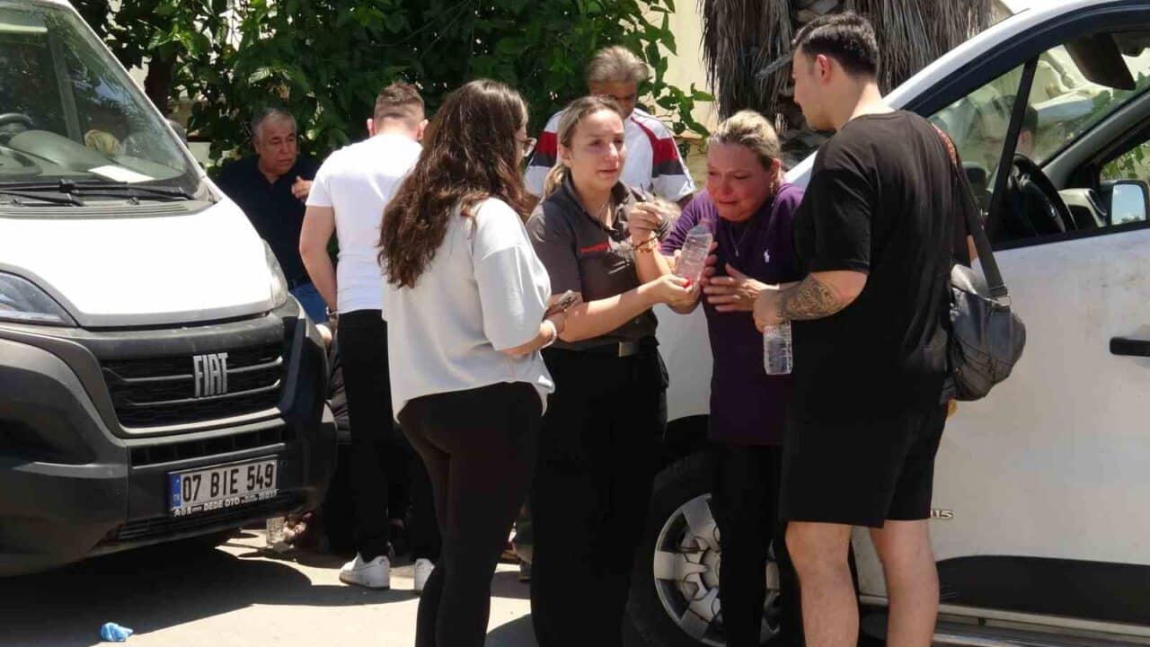 Antalya'nın Muratpaşa ilçesinde, 46 yaşındaki Şükrü Çetin’in aracının yanında hareketsiz