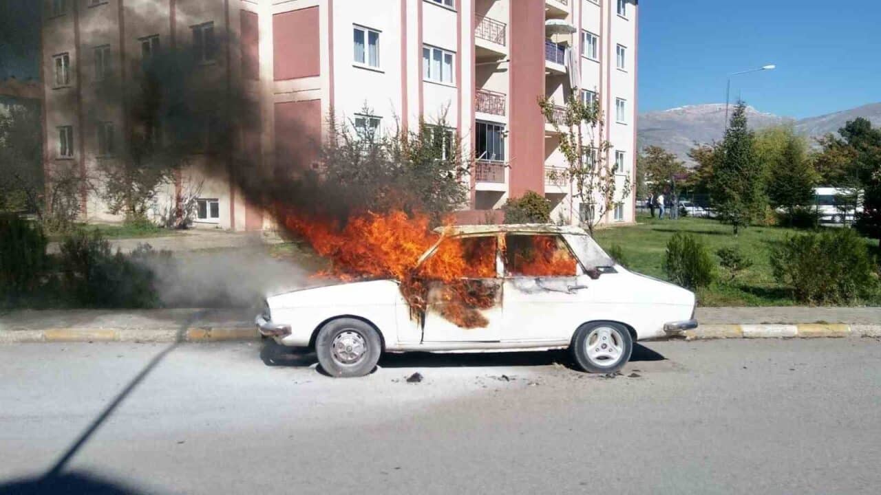 Uzmanlar, sıcak hava nedeniyle araç içinde unutulan yanıcı ürünlerin yangın