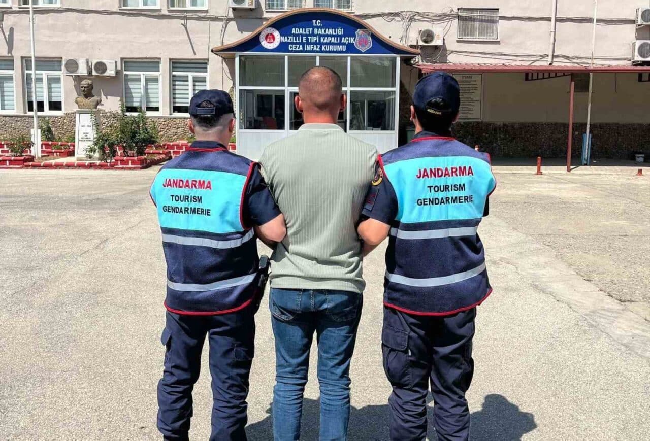 Aydın'ın Söke ve Nazilli ilçelerinde jandarma, aranan 3 şüpheliyi yakaladı.