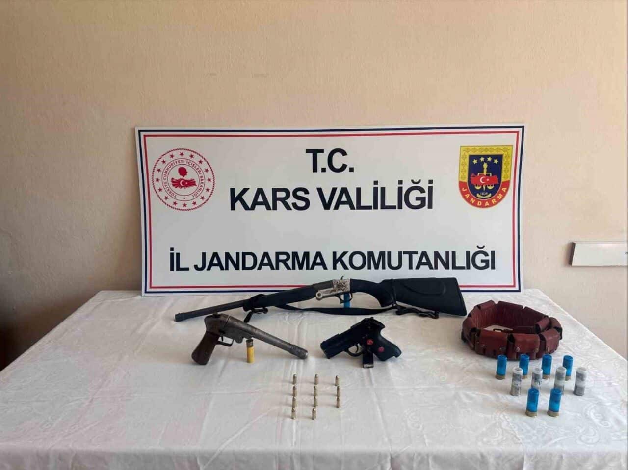 Kars iline bağlı Arpaçay'da jandarma ekipleri, yasadışı silah ticaretiyle ilgili