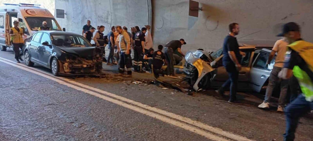 Artvin-Yusufeli karayolunda, Zeytinlik köyü Kapan-1 Tüneli yakınında meydana gelen trafik