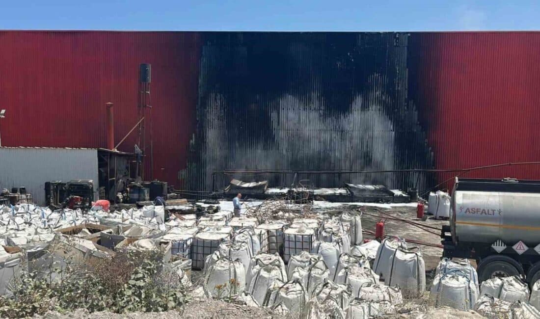 Kocaeli'nin Gebze ilçesindeki bir asfalt fabrikasında, bilinmeyen bir nedenle yangın
