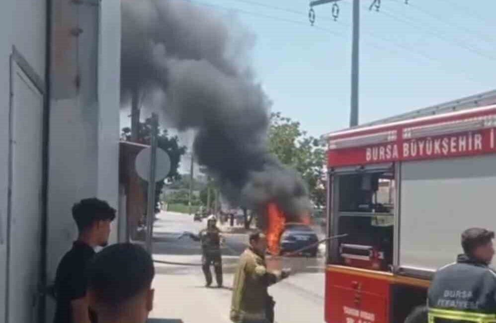 Bursa'nın İsabey Mahallesi'nde 40 derece sıcaklıkta seyir halindeki bir otomobil