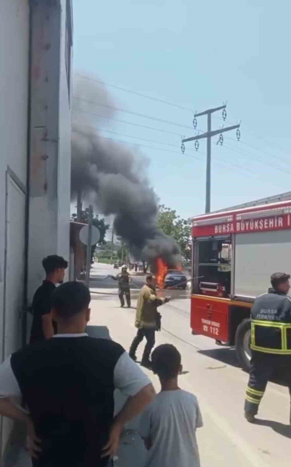 Bursa'nın İsabey Mahallesi'nde 40 derece sıcaklıkta seyir halindeki bir otomobil