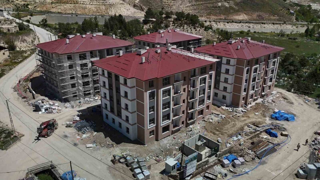 Kahramanmaraş merkezli depremlerde zarar gören Sivas'ın Gürün ilçesinde TOKİ, 80