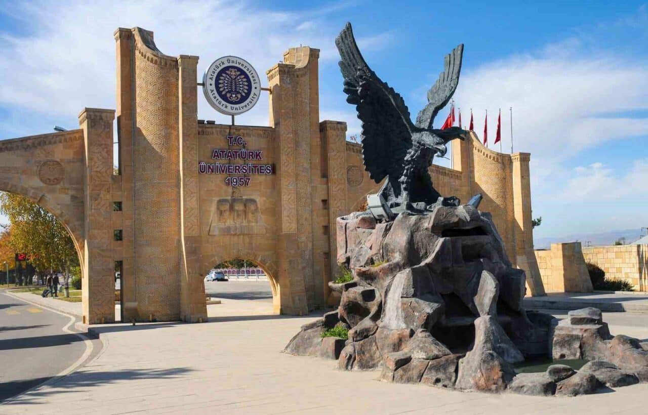 Atatürk Üniversitesi, 2025 dünya üniversite sıralamalarında başarısını sürdürüyor. 11 uluslararası