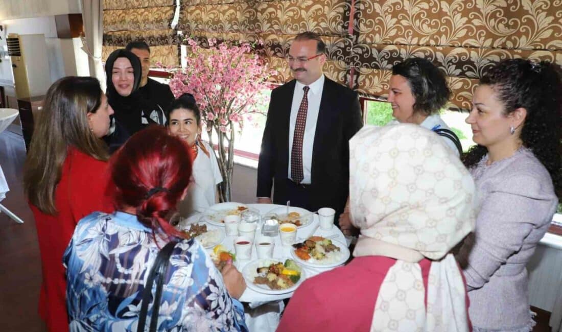 Atatürk Üniversitesinde Kurban Bayramı Kutlaması Düzenlendi Atatürk Üniversitesi, Kurban Bayramı dolayısıyla düzenlenen bayramlaşma programında Rektör Prof.