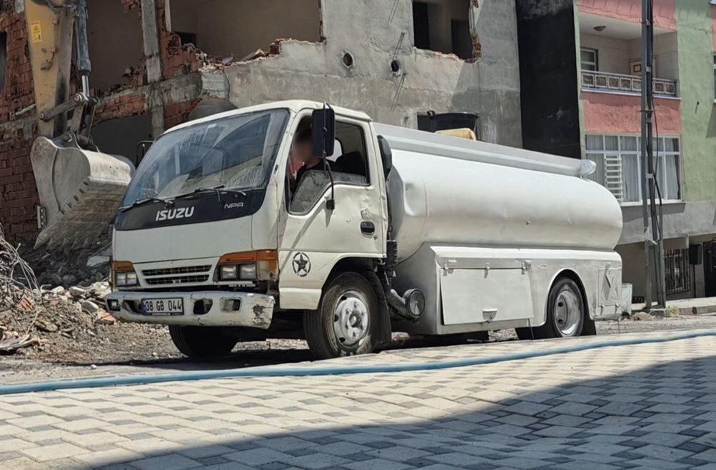 İstanbul'un Avcılar ilçesinde 13 ve 15 yaşındaki iki çocuk, amcalarına
