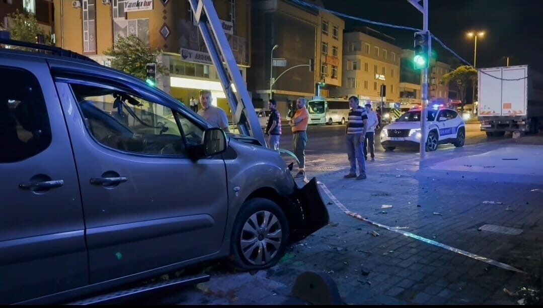 Avcılar'da hız yapan bir aracın elektrik direğine çarpması sonucu 3