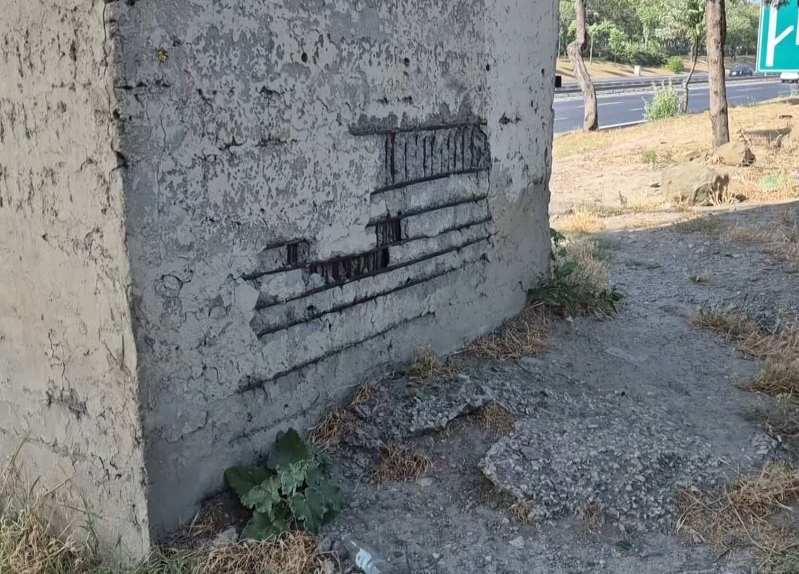 İstanbul Avcılar'da bulunan 33 yıllık yaya üst geçidinin betonları dökülmeye