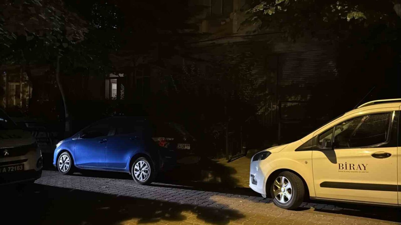 İstanbul Avcılar'da G.D. (34), apartman önünde alkol tüketen E.Ö. ve