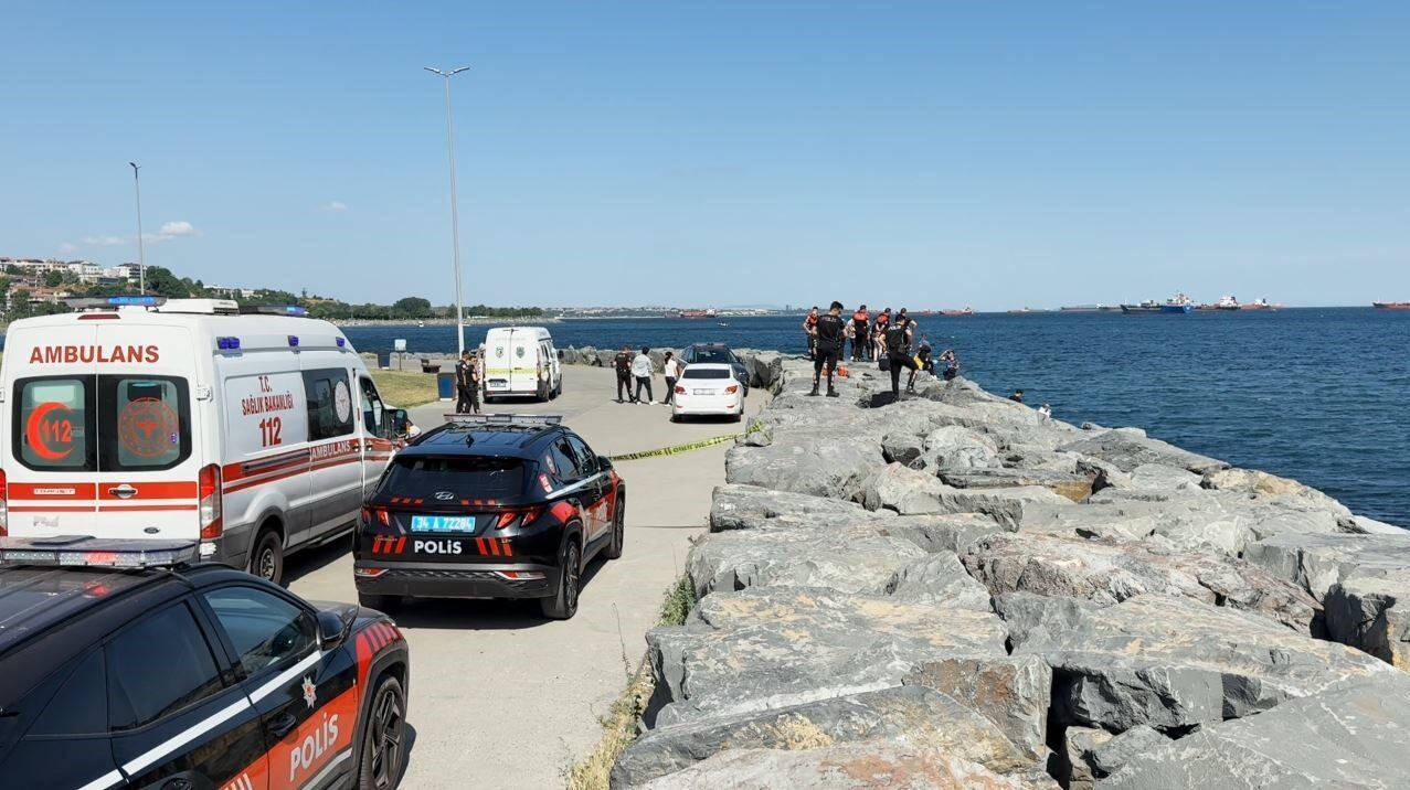 İstanbul Avcılar'da sahile yürüyen vatandaşlar, kayalıkların yanında bir kadın cesedi