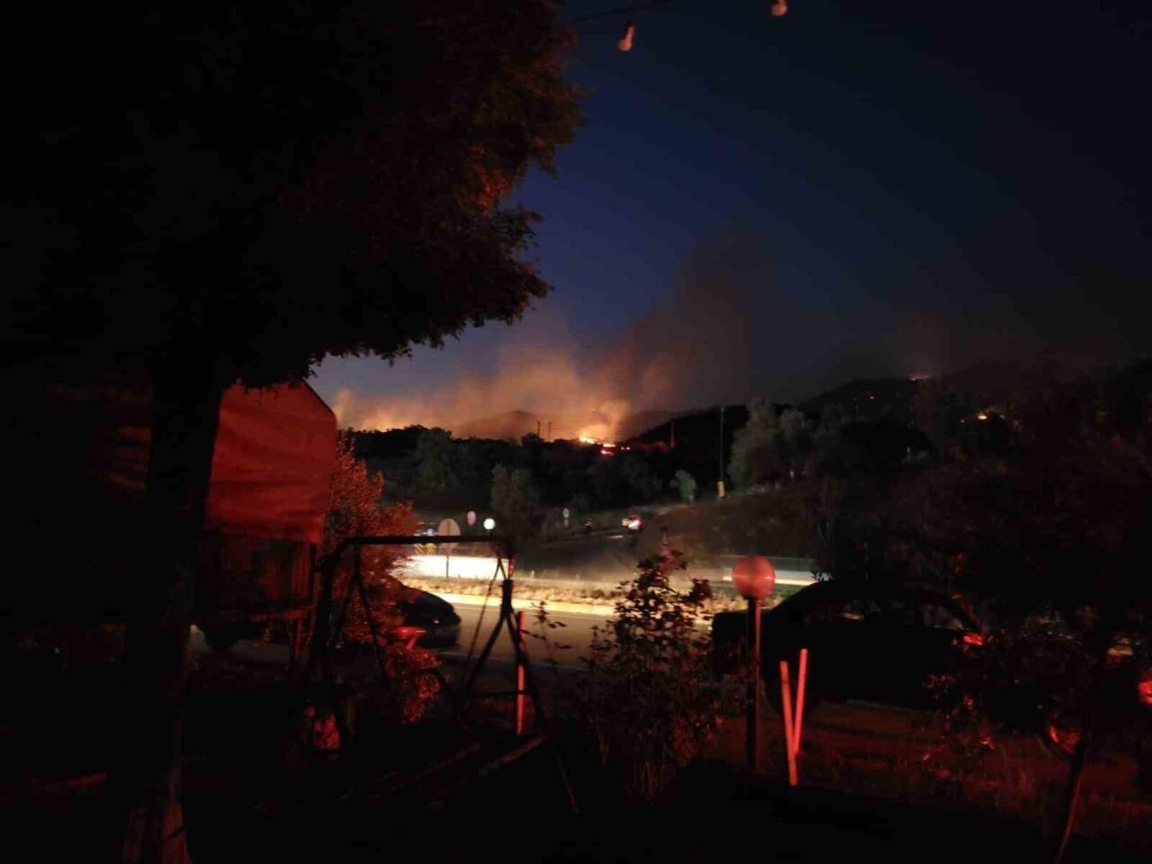 Aydın'ın Efeler ilçesinde Savrandere mevkiinde meydana gelen yangın, bir trafo