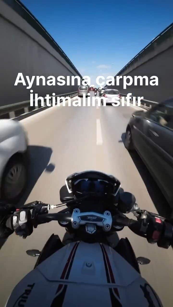 Bursa'da, motosiklet sürücüsü, bir otomobilin önünü kesmesinin ardından park ettiğinde