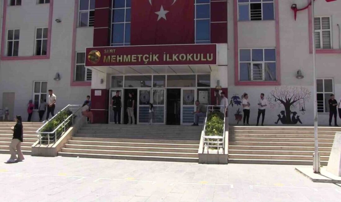 Yükseköğretim Kurumları Sınavı'nın (YKS) ikinci oturumu olan AYT, Türkiye genelinde