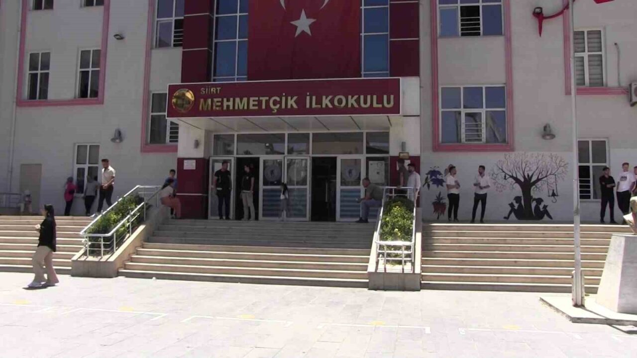 Yükseköğretim Kurumları Sınavı'nın (YKS) ikinci oturumu olan AYT, Türkiye genelinde