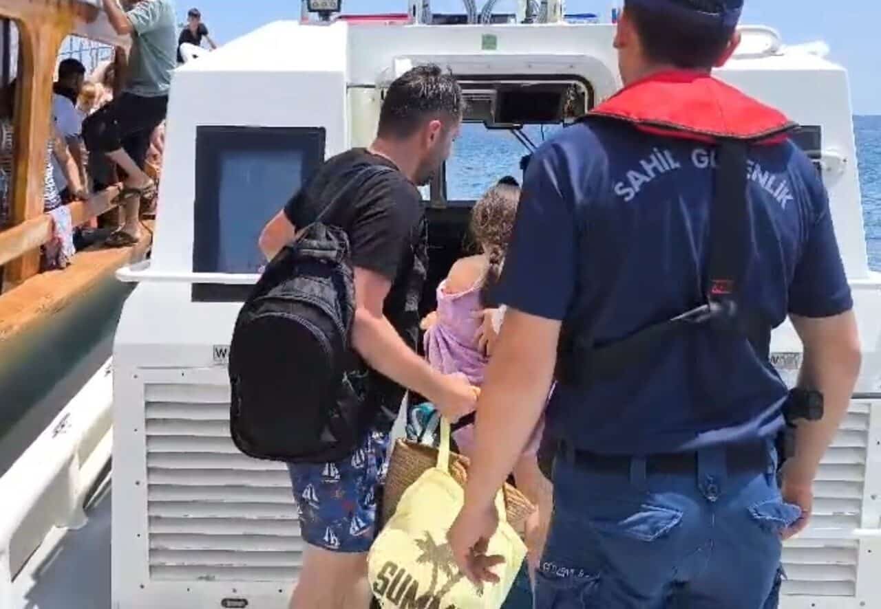 Balıkesir'in Ayvalık ilçesinde bir gezi teknesinde yaralanan bir kişi, Sahil