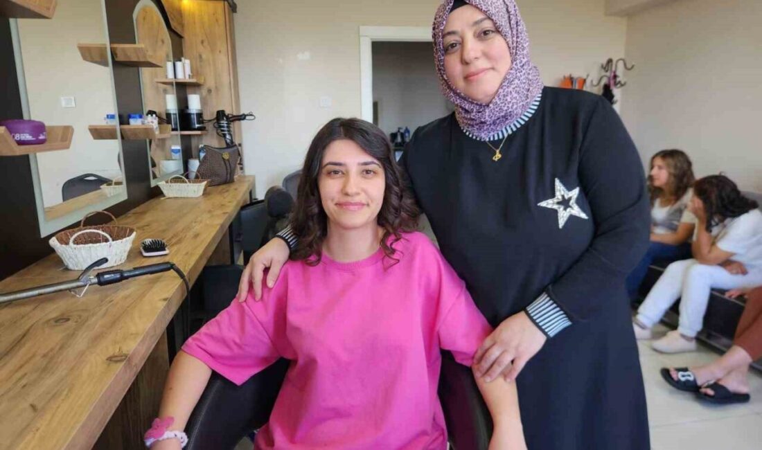 Elazığ'da, kuaförlük eğitimi alan Eda ve Meryem Doğan, kursu tamamlayarak